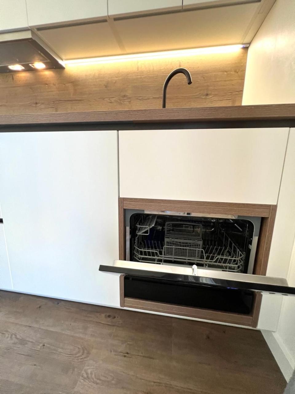 סומרטין Vila Vera Seafront Apartments מראה חיצוני תמונה