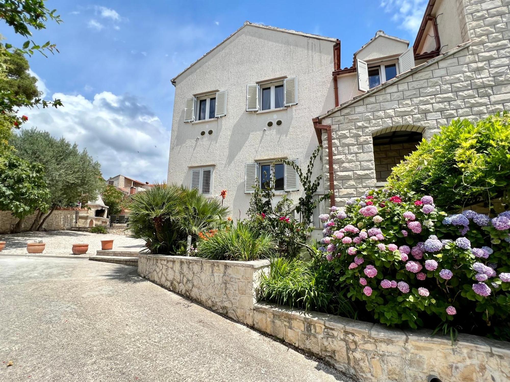סומרטין Vila Vera Seafront Apartments מראה חיצוני תמונה